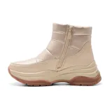Bota casual color beige con caña corta, plataforma y suela marrón.