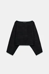 Jersey de punto corto con diseño de cuadros, cuello barco y mangas largas acampanadas.