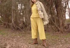 Pantalón color verde claro, de corte ancho y largo ¾, con cintura elastizada y bolsillos laterales.