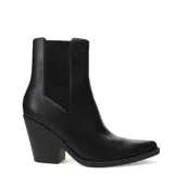 Botas tipo chelsea de caña media, color marfil, con punta fina y taco cuadrado de madera. Presentan paneles laterales elásticos al tono.