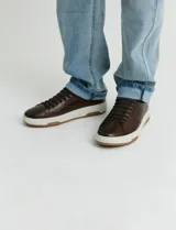 Championes urbanos Freeway modelo Soul 01, color marrón oscuro, confeccionados en cuero con suela de goma blanca y cordones al tono.