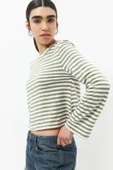 Remera de manga larga con diseño a rayas horizontales en color verde y blanco, corte cropped y cuello redondo.