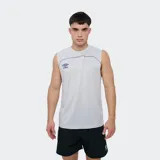 Musculosa deportiva Umbro modelo Balance, color gris claro, sin mangas, con detalles de costuras y logo de la marca bordado en el pecho.