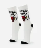 Medias de caña media color blanco con detalles en negro en la puntera y el talón. Presentan un estampado del logo del Hellfire Club de la serie Stranger Things.