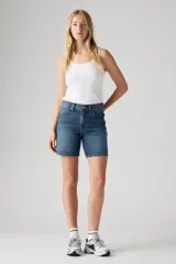 Short de jean de tiro alto, corte holgado y largo a la rodilla.