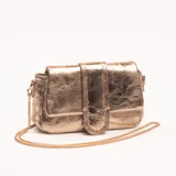 Bandolera dorada con correa de cadena.