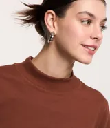 Blusa básica de algodón color celeste, con cuello alto y mangas cortas holgadas.