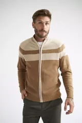 Campera tejida de algodón con diseño color block en tonos beige y marrón. Presenta cierre frontal completo, cuello alto y textura acanalada.