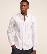 Camisa de vestir slim fit, confeccionada en tejido oxford de algodón a rayas verticales finas en tonos marrones.