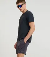 Bermuda masculina color gris oscuro con textura de microperforaciones, cintura elástica con cordón ajustable y bolsillos.