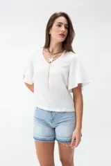 Blusa negra de manga corta con escote en V y diseño amplio y ligero.
