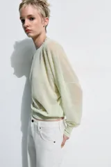 Jersey de punto extrafino de lana, color verde menta, con cuello redondo y manga larga de corte holgado.