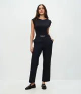 Pantalón de vestir negro de corte recto y ajuste entallado. Presenta una cintura estructurada con un adorno metálico decorativo en el centro y bolsillos laterales. Confeccionado en una mezcla de poliéster, viscosa y elastano.