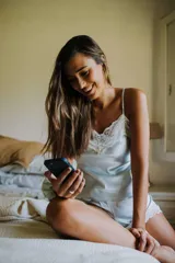 Pijama de satén elastizado compuesto por una musculosa con escote en V y detalle de puntilla, y un short con elástico en la cintura y terminación en puntilla.