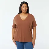 Remera marrón con cuello en V y mangas cortas.