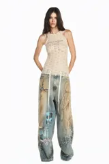 Musculosa de encaje color beige, con diseño semitransparente y estampado frontal con la frase 'once upon a time'.