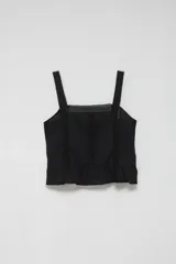 Top negro con breteles finos, escote cuadrado y puntilla en el borde superior e inferior.