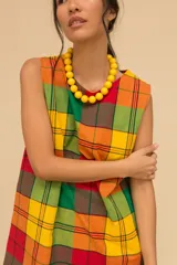 Vestido corto sin mangas con estampado a cuadros en tonos azul marino, rojo y blanco.