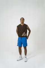 Musculosa marrón con cuello redondo y estampado pequeño de alas en el pecho.