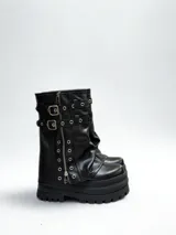 Botas negras de ecocuero con plataforma y detalles de hebillas y cierres.