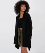 Saco negro largo con puntas alargadas, de tejido liviano.