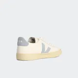 Championes Veja Campo color blanco con logo lateral en celeste y talón en gris.