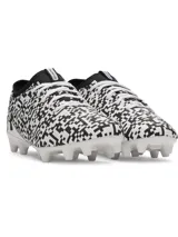 Championes de fútbol Under Armour Magnetico Select 5 con diseño de estampado digital en blanco y negro. Presentan parte superior de piel sintética, cuello textil tipo calcetín y suela de TPU con tacos cónicos para tracción en césped natural.