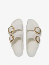 Sandalias Birkenstock Arizona Essentials, color blanco, con dos correas ajustables con hebillas grandes doradas. Plantilla anatómica y suela de goma EVA.