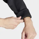 Canguro Adidas con capucha, color negro, con diseño de tres tiras blancas en ángulo en las mangas y logo de la marca en el centro del pecho. Cuenta con bolsillo frontal tipo canguro y puños acanalados.