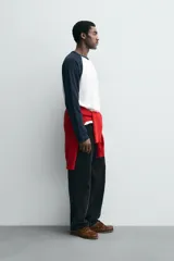 Camiseta de corte relajado con cuello redondo y mangas largas tipo raglán en contraste de color.