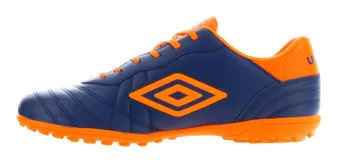 Championes de fútbol Umbro modelo Touch TF, diseñados para cancha de césped sintético. Presentan un diseño bicolor en blanco y negro, con el logo de la marca en el lateral y lengüeta. Cuentan con cierre de cordones y suela de goma con relieve para mayor tracción.