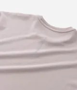 Remera deportiva de manga corta y cuello redondo, confeccionada en tejido tech fleece con tecnología dry que facilita la transpiración y el secado rápido. Presenta un corte comfort holgado y diseño liso sin estampas.