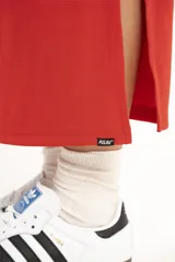 Falda midi de punto color rojo, corte ajustado y cintura alta.