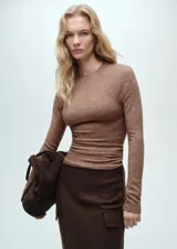 Camiseta de manga larga con cuello redondo y diseño ajustado al cuerpo, confeccionada en tejido fluido de punto.