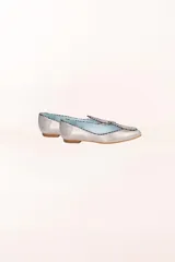 Bailarinas plateadas de napa con ribete metalizado a contraste, plantilla de piel y suela de cuero.