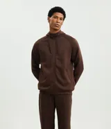 Pantalón deportivo recto para hombre, en color marrón, con cintura elástica, cordón ajustable y bolsillos laterales.
