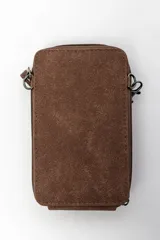 Bandolera marrón de diseño rectangular vertical con bolsillo frontal y solapa con cierre de botón a presión. Cuenta con correa larga ajustable para llevar al hombro o cruzada.