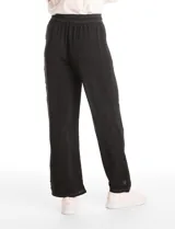 Pantalón de corte wide leg en crepe fluido, con cintura elástica ancha y bolsillos laterales funcionales. Presenta costuras con pespuntes en contraste.