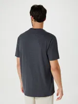 Camiseta marrón de corte recto y mangas cortas.