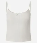 Blusa de tirantes finos confeccionada en poliamida seamless con textura acanalada. Presenta escote redondo decorado con encaje y una pequeña moña central.