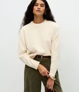 Suéter femenino de manga larga en tejido chenille color beige, con cuello redondo acanalado y diseño regular de Marfinno.