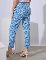 Pantalón de gabardina elastizada con estampado floral multicolor, marca Zac & Rachel. Modelo recto con pretina ancha elastizada.