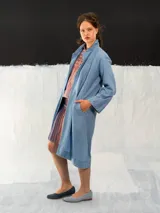 Tapado de denim celeste con cuello con pliegues y corte recto.