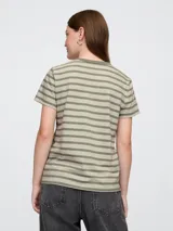 Remera de manga corta con diseño de rayas horizontales en color marrón y blanco, confeccionada con cuello redondo al tono.