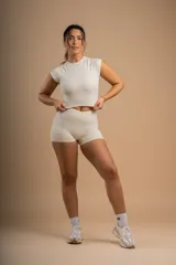 Short deportivo negro de tiro alto con logo de la marca en la cintura.