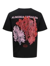 Remera negra de algodón con cuello redondo y manga corta. Estampado en la espalda con diseño de corales y texto "Almeria Corales".