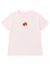 Remera rosada de manga corta con cuello redondo y delicado estampado de flores rojas en el centro del pecho.
