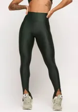 Calza larga de lycra color verde oscuro, de cintura alta y corte ajustado, con costura frontal y aberturas en los tobillos.