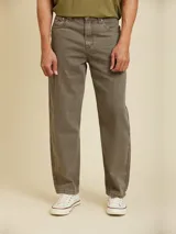 Jean de corte loose fit, confeccionado en algodón, con diseño de cinco bolsillos y cierre frontal con botón y cremallera.