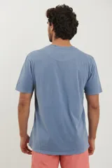 Remera celeste de algodón con bolsillo en el pecho y cuello redondo.